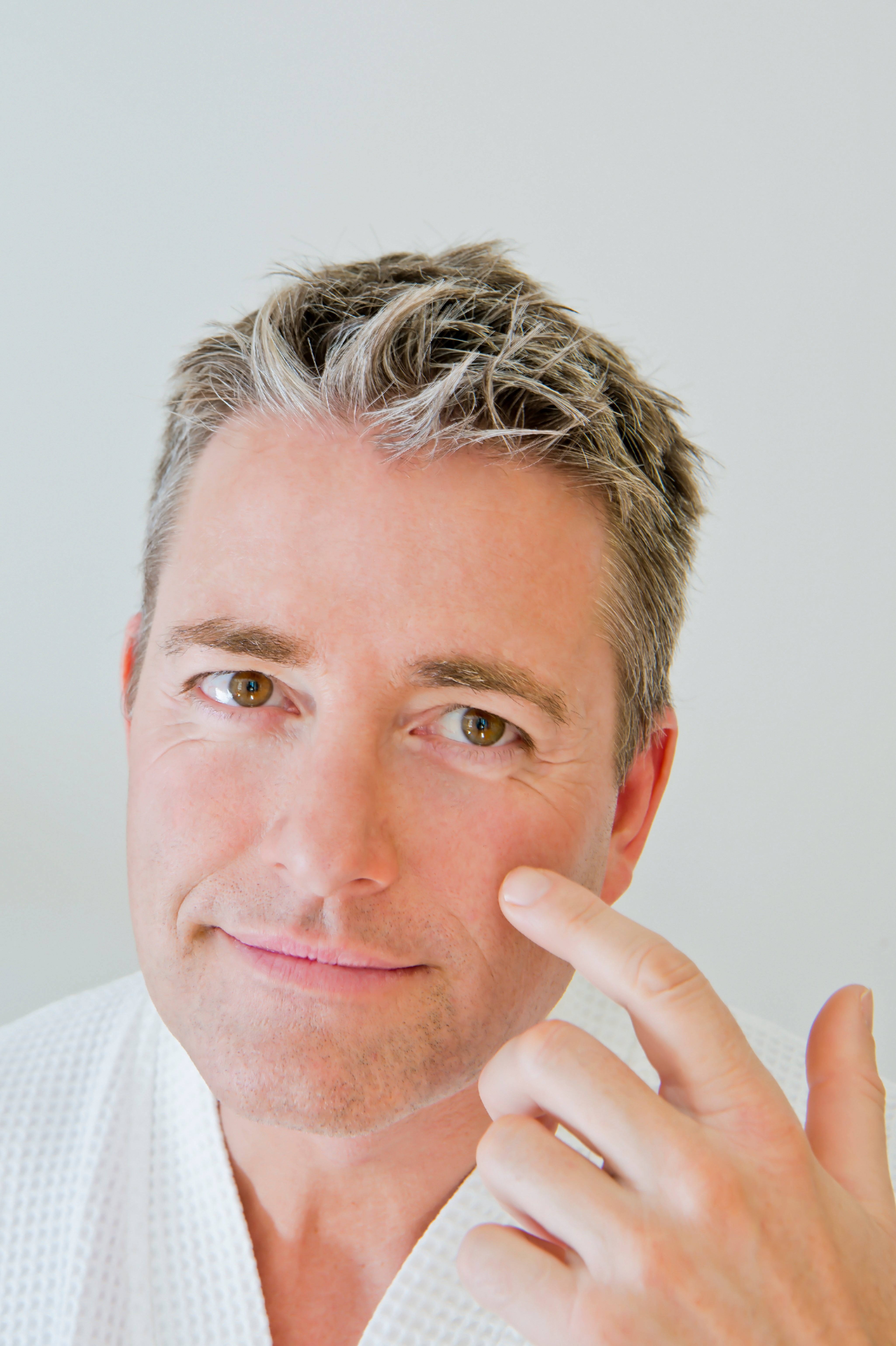 Men enjoying a relaxing spa moment at L.RAPHAEL Geneva